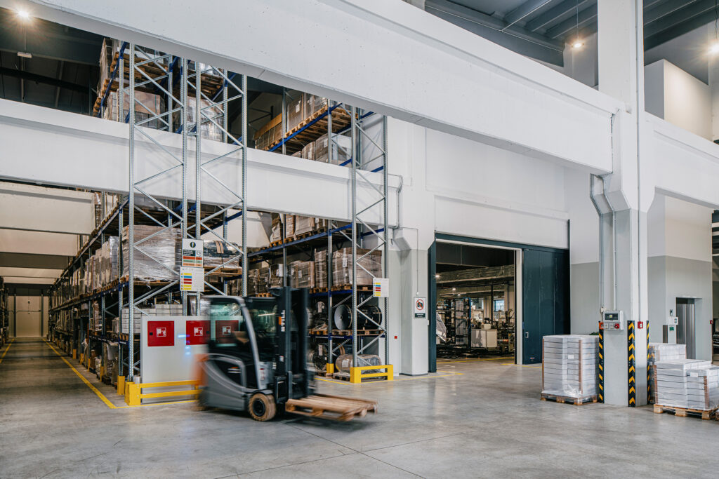 Forklift moving palletes in Modepack warehouse